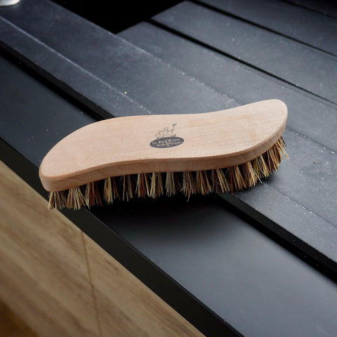 Brosse ménage dure en bois et fibres naturelles