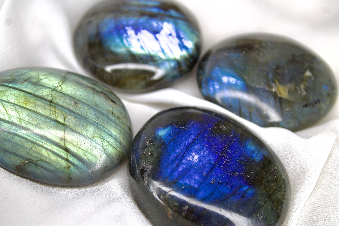 Tout savoir sur la labradorite : ton bouclier énergétique et spirituel - Une Vie Plus Saine