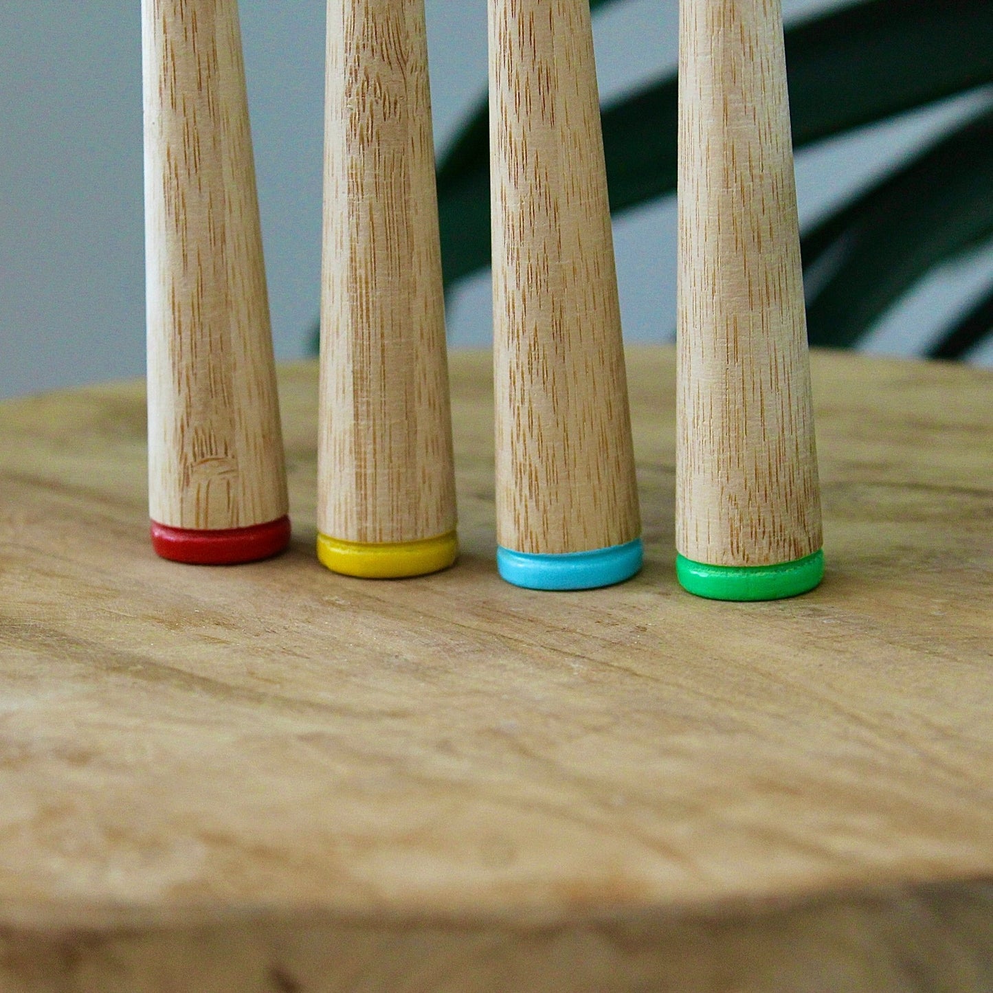 Brosse à dents | BAMBOU | Jaune, vert, rouge ou bleu | Tient debout grâce à son soclebrosse à dentsUneViePlusSaine