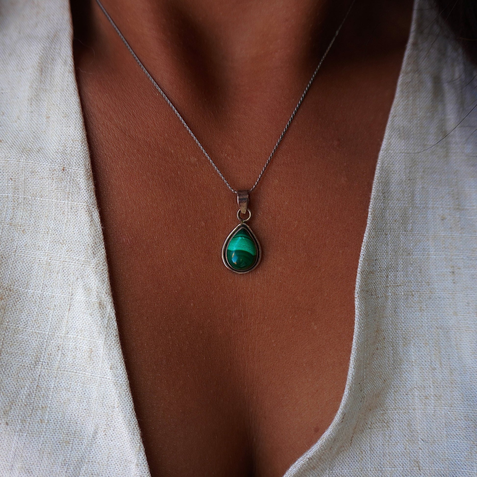 Le pendentif qui permet de prendre sa place dans ce monde | Malachite | Argent 925pendentifUneViePlusSaine